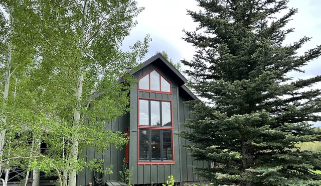 Cozy Creek side 3 bedroom Cabin- kid & pet friendly
