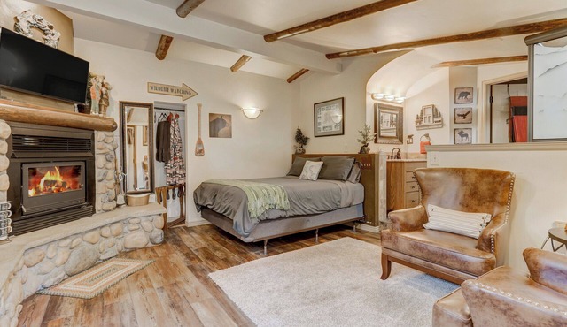 Cozy Creekside Cottage - Jetted Tub & Hot Tub - Entrance to Pikes Peak