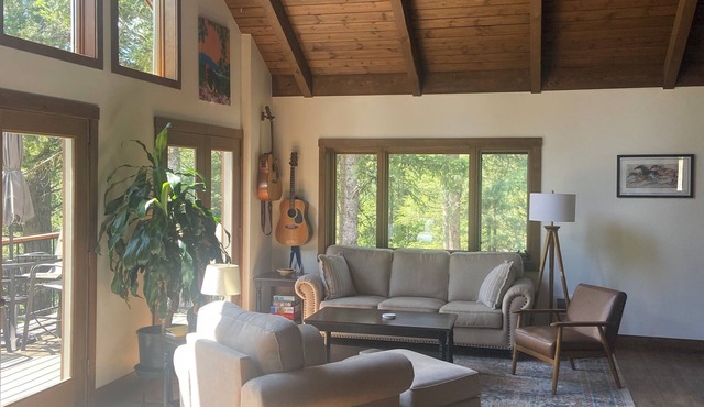 Cozy, Creekside 2BR cabin, near trails and lake
