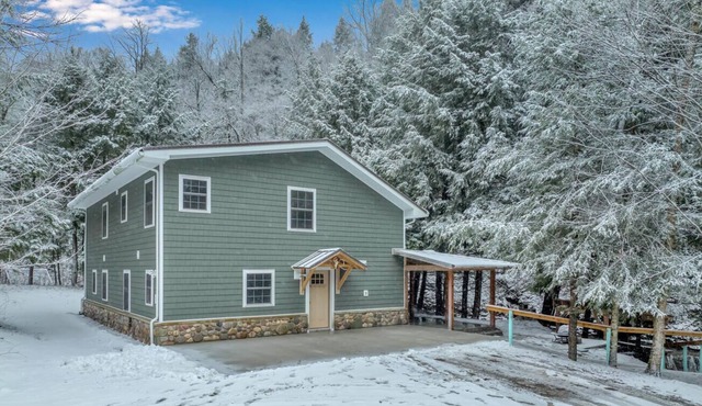 Cozy creekside cabin w/ hot tub
