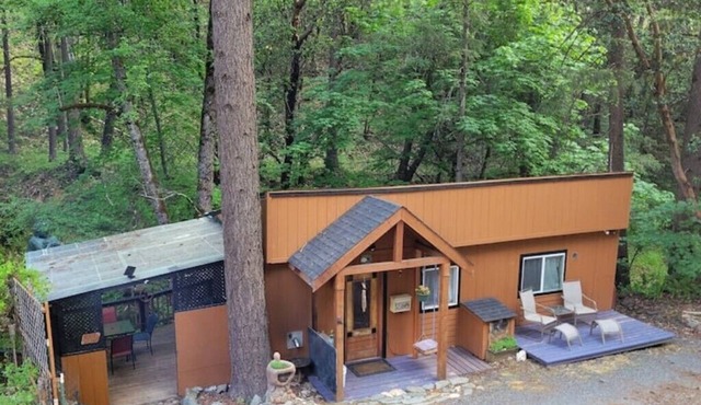 Cozy, Creekside Cabin - 5 mins. to Jacksonville