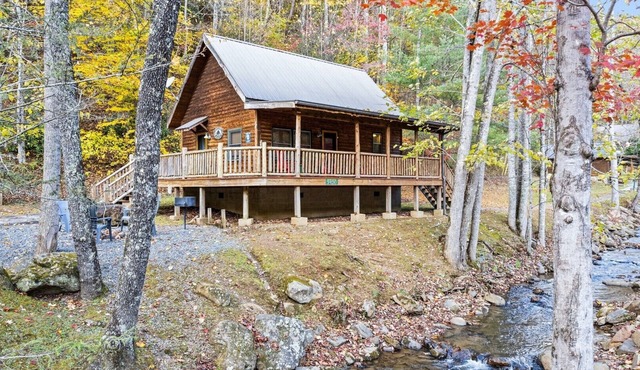 Cozy Creekside Cabin just a few steps from Lands Creek!