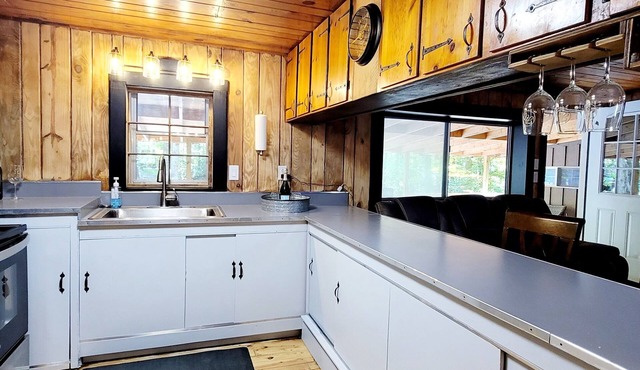Cozy Creekside Cabin - Mountains, Stream, Sleeps 7, Families Welcome, Large Deck