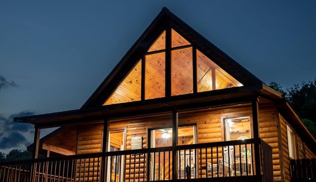 Cozy Creekside Cabin - Sleeps 6 - Perfect for campfires & making memories