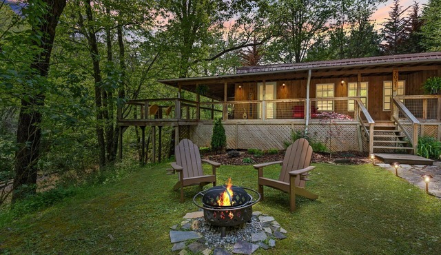 Cozy creekside cabin w/private outdoor sauna and covered deck overlooking creek