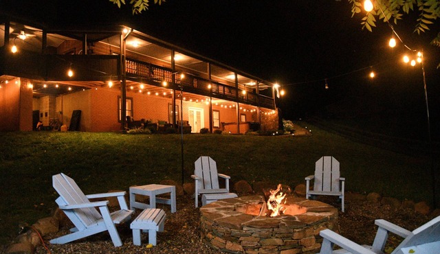 Cozy Creekside Cabin with Great Room/Hot Tub