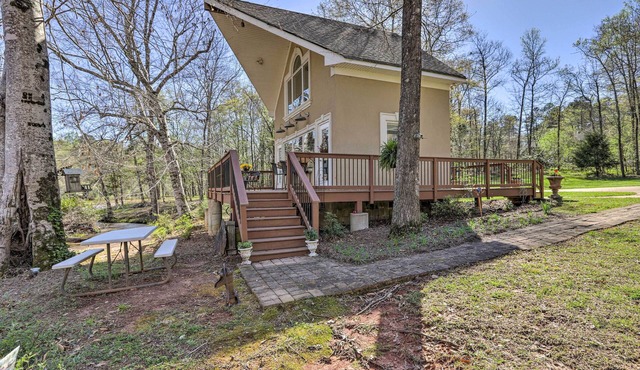 Cozy Creekside Cabin w/Grill: Fish & Explore!