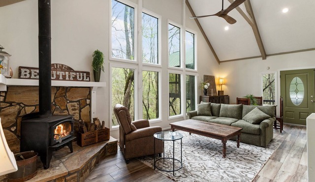 Cozy, creekside cottage in beautiful Dawsonville