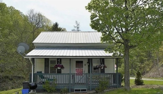 Cozy Creekside Cottage Sleeps 5. 14 miles to Cooperstown!