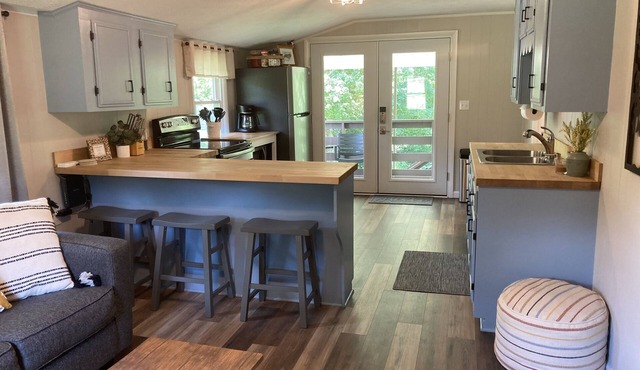 Cozy Creekside Guesthouse - 25min to Asheville