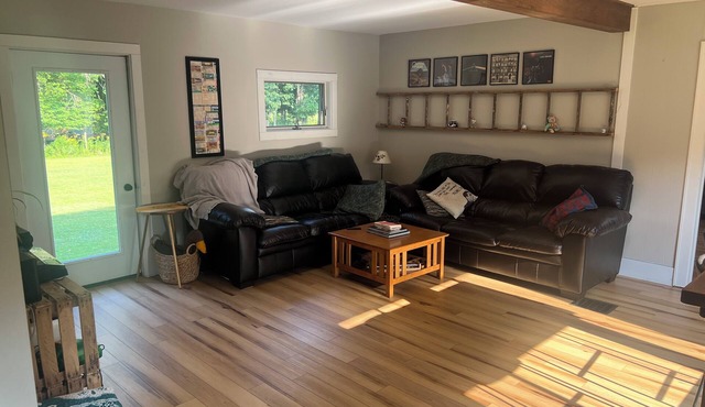 Cozy creekside retreat- 2mi to St. Lawrence River, 15mi to local Universities