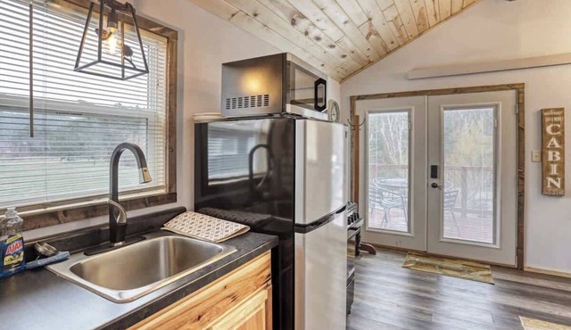 Cozy Creekside Retreat
