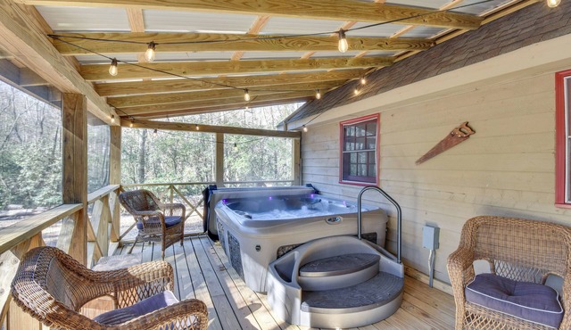 Cozy Creekside Mountain Escape w/Hot Tub!