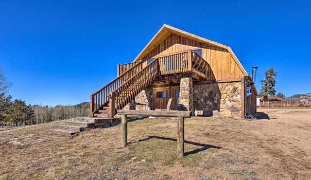 Cozy Cripple Creek Cabin with Mountain Views!