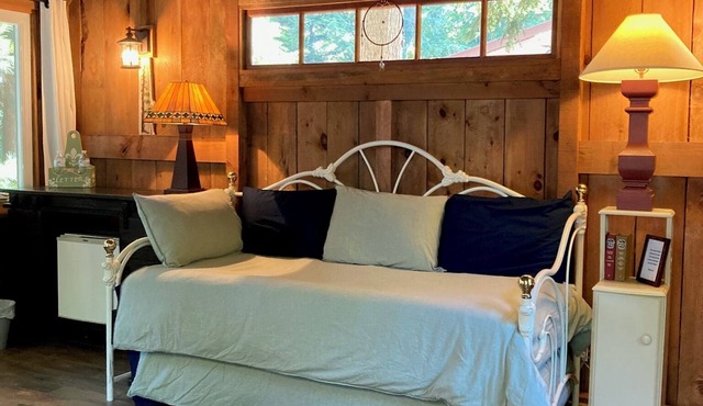 Cozy Croton Pond Cabin