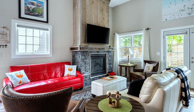 Cozy Crystal Beach Cottage,1 Minute Walk to Bay Beach. Sleep 6.