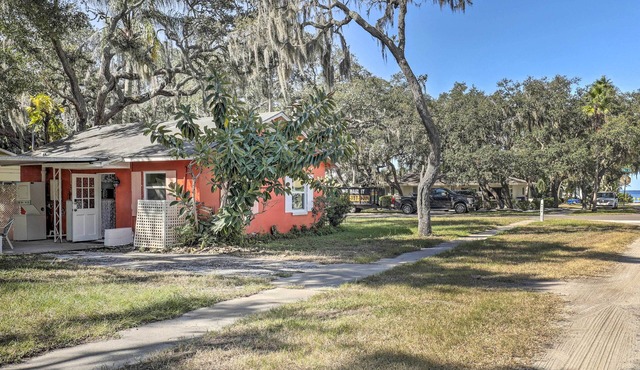 Cozy Crystal Beach Cottage: Walk to Shoreline
