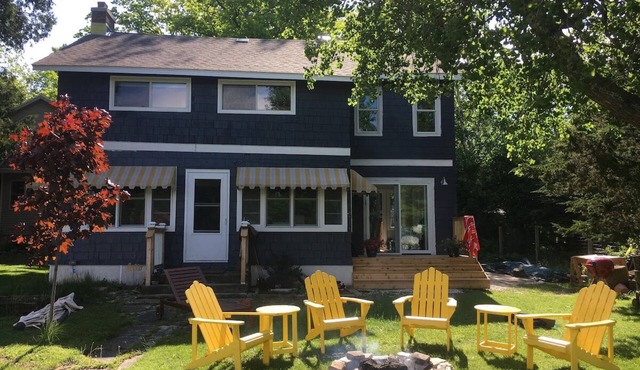 Cozy Crystal Lakefront Cottage