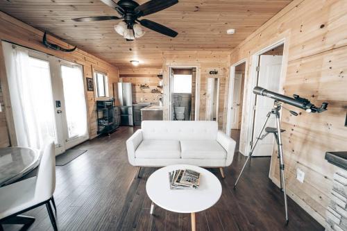 Cozy Cub Cabin, Wilderness Retreat Williams AZ near Grand Canyon, Fire pit