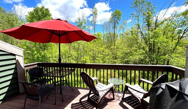 🏡 Cozy Cub Den | Family Retreat w/Pool Access, Forest Views & Hiking nearby