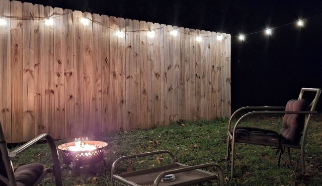 Cozy culdessac, fire pit for spring time near downtown, Central, and Duke!