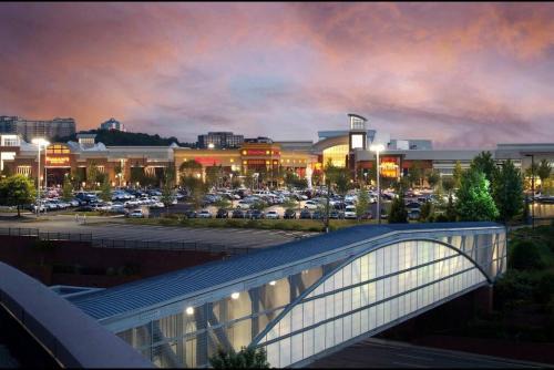 Cozy Cumberland ATL Home w Hot Tub