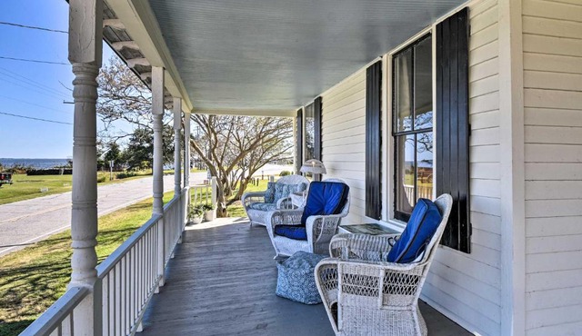 Cozy Currituck Home w/Fire Pit near Ferry!