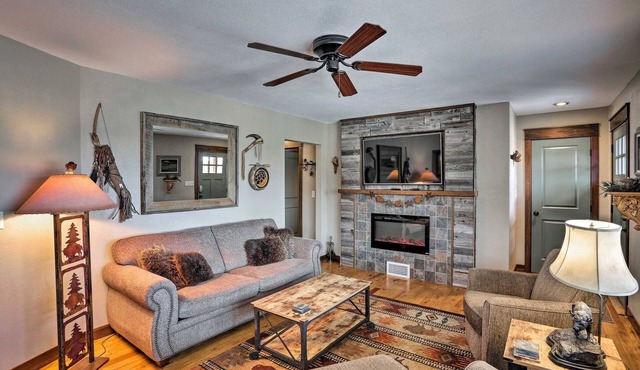 Cozy Custer Cottage: Family-Friendly, SD Charm, Bar, Deck & Walk to Dining