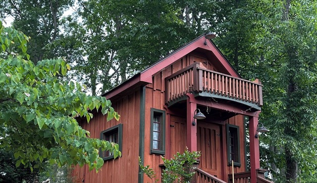 Cozy Custom-built Cottage in pleasant Point of Rocks with WiFi and AC