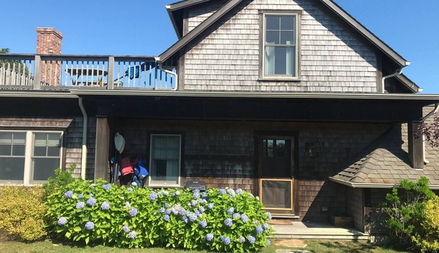 Cozy custom home, serene setting. Private beach & pond access + use of 4 kayaks.