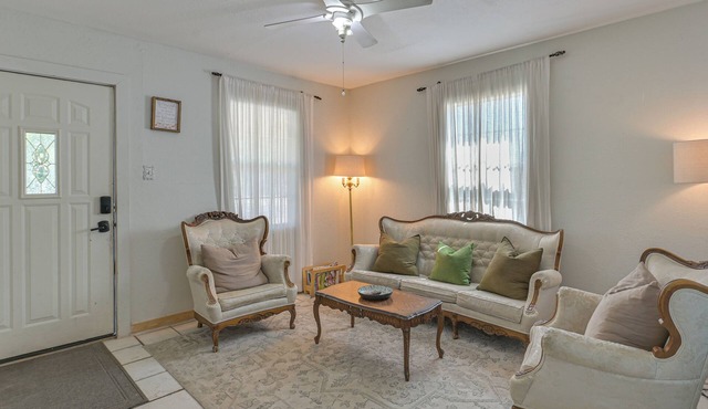 Cozy & Cute Crystal City Home: Shaded Deck w/BBQ