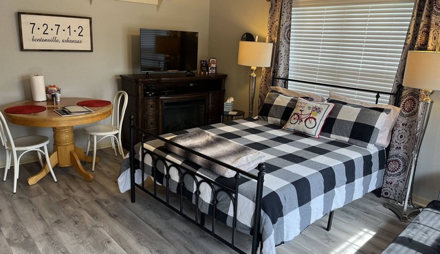 Cozy, cute studio! Safe and quiet neighborhood, Comfy bed; Near downtown!