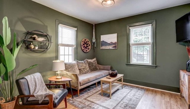 Cozy Dark & Moody Home, New Reno, 10 mins to Lanc!