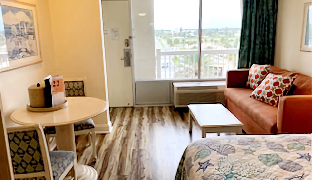 Cozy Daytona King Deluxe Studio w/kitchen, pool, gym, sauna, fitness center