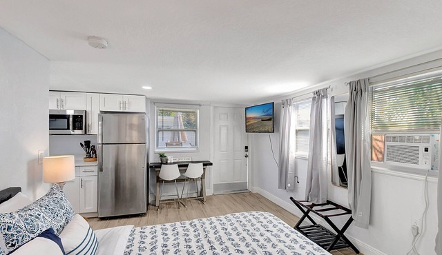 Cozy Delray Beach Cottage w/i 5 Min to the Beach – Perfect for a Couples Retreat