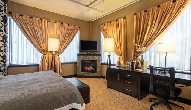 Cozy Deluxe King room in fabulous Niagara Falls with fitness center ,free WiFi