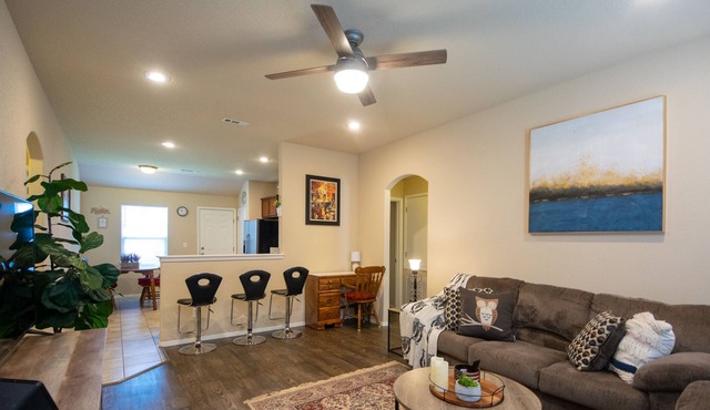 COZY DEN! Practical 3BD 2B home with fenced back yard