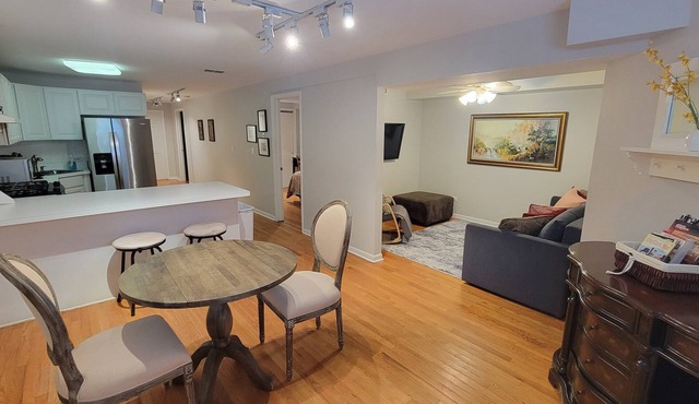 Cozy Depaul/Wrigley Garden Condo +FREE Parking!
