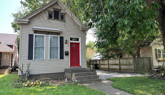 Cozy Derby Homen2 Bedroom Shotgun style home, with Large Adorable Loft