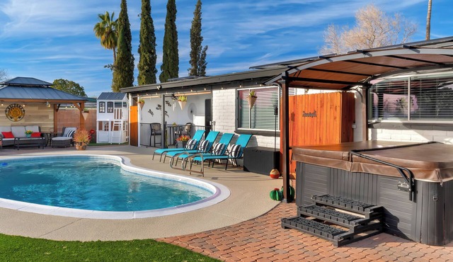 Cozy Desert Oasis with Pool and Hot Tub!