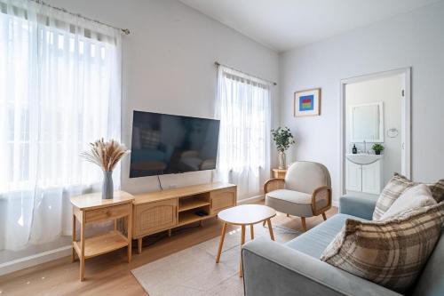 Cozy Designer 3BR 7-mins to Oakland Airport