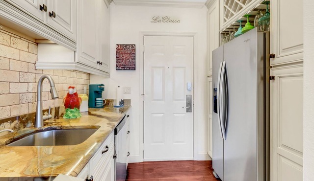 Cozy Designer Studio with Water views of Marina in Port of The Islands Naples!