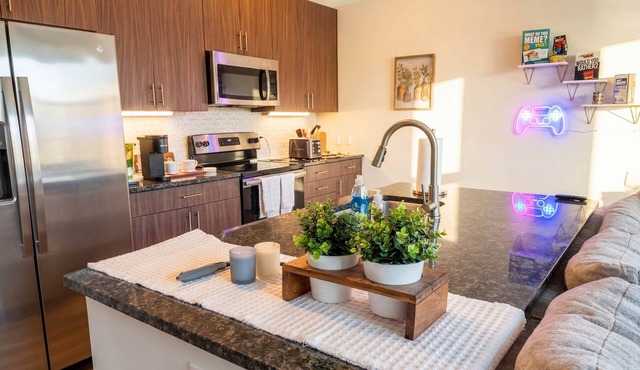 Cozy Designer Suite | Gym & Pool | DART Access