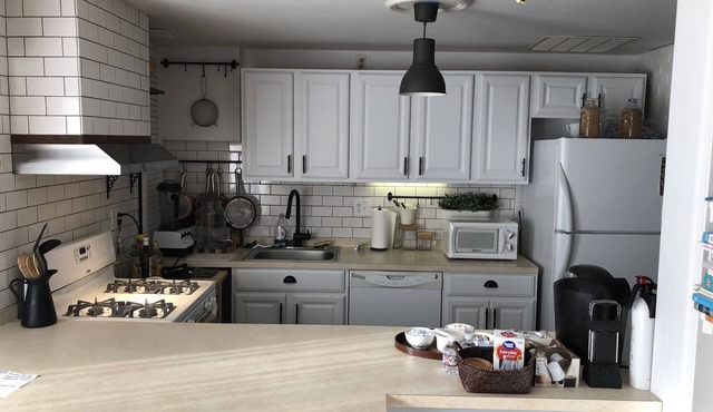 Cozy Designer two bedroom no shared space apartment Smoke free, close to stores.