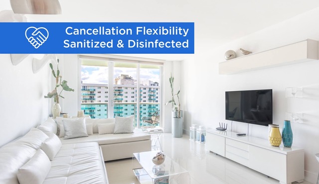 Cozy designer condo across from the beach. WiFi, parking, tennis and more!