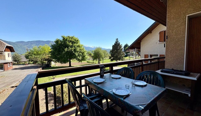 Cozy Detached House with Mountain Views, Wi-Fi & Parking