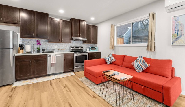 Cozy Detached New Unit-King Bed - 18 Mins to Airport and DT