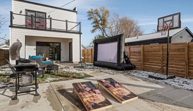 Cozy Detroit House - Balcony, Movie Yard, Fire Pit