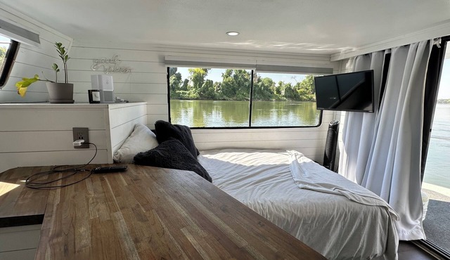 “Cozy Docked Houseboat Stay – Minutes from Golden 1 & Aftershock”