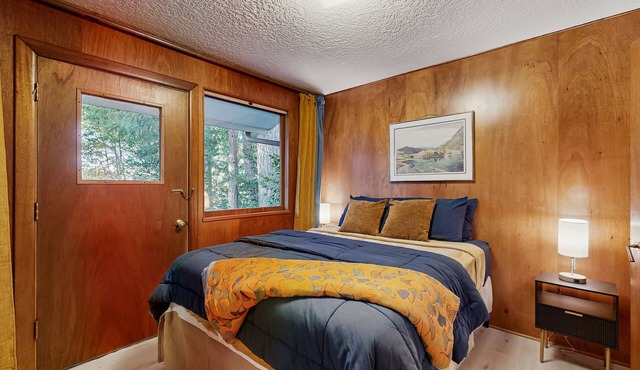 Cozy dog-friendly apartment w/jetted walk-in tub, washer & dryer and WIFI